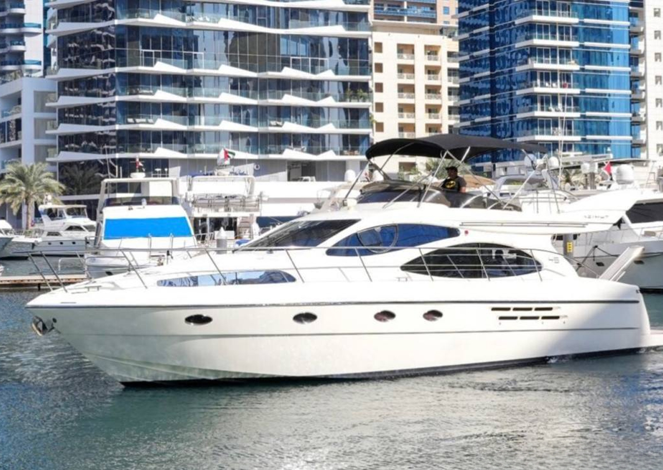Group yacht party and sightseeing cruise in Dubai